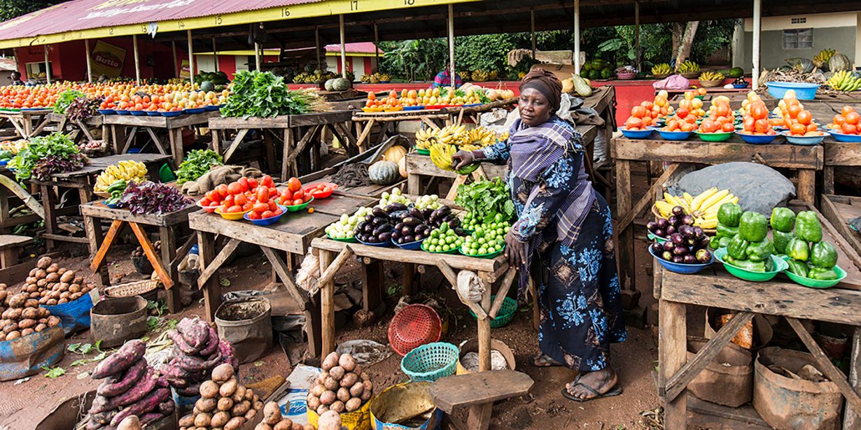 Frau in Afrika auf einem Markt